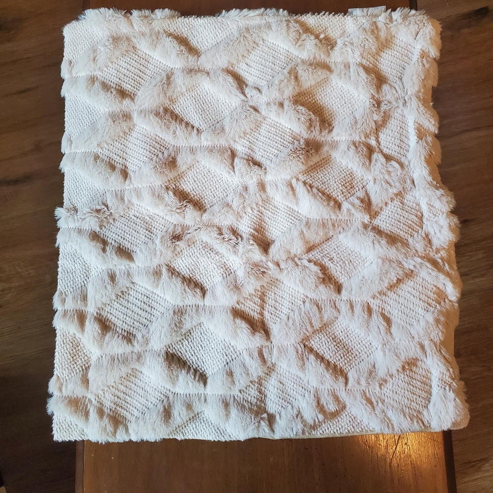 NWT Lhkis pillow covers